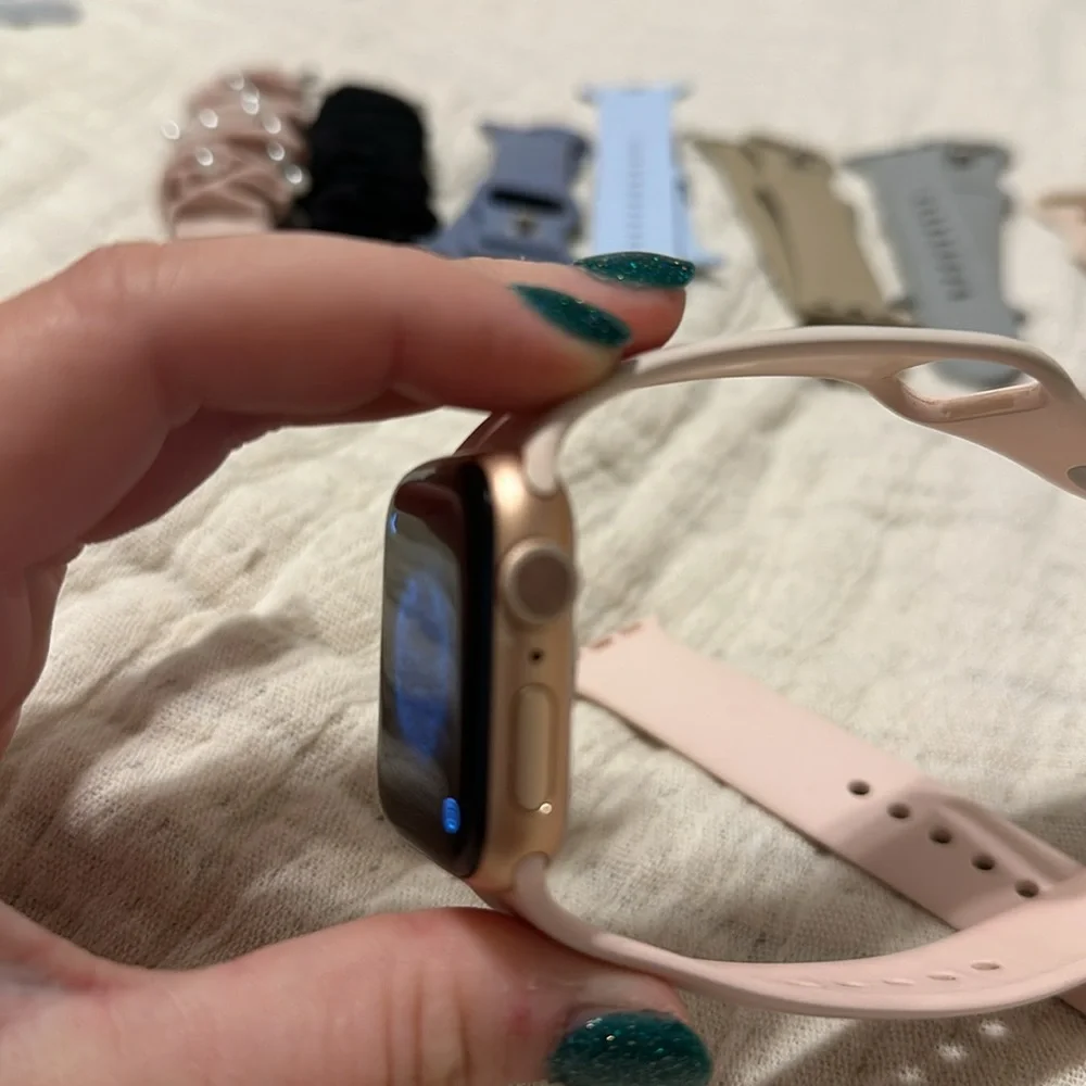 Apple Series 5 40mm Smartwatch Bundle